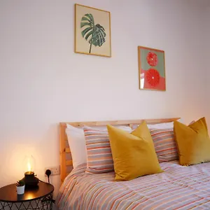 Sandbanks Garden House: Modern 2-bedroom Retreat With Smart Amenities , Poole United Kingdom